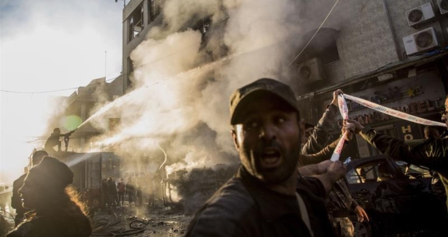 Bombeiros combatem chamas após explosão de carro-bomba na cidade de Qamishli, na Síria. (Foto: Baderkhan Ahmad/AP)