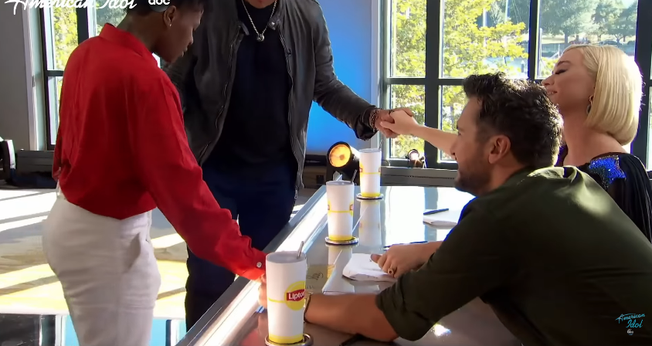 A participante Samantha Diaz orou com os jurados Katy Perry, Lionel Richie e Luke Bryan. (Foto: American Idol/ABC)