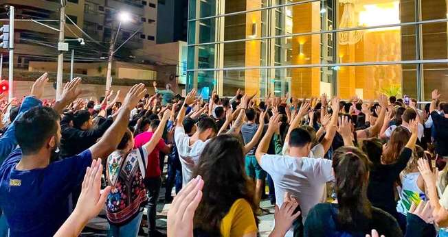 Centenas de pessoas intercederam pelos jovens de Ribeirão Preto, em frente ao Shopping Santa Úrsula. (Foto: Pedro Paulo Rosa)