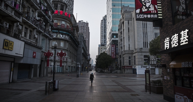 Imagem de rua quase vazia em Wuhan, epicentro do coronavírus na China. (Foto: Getty Images)