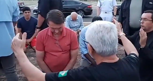 Jair Bolsonaro recebe orações em frente ao Palácio da Alvorada. (Foto: Divulgação)