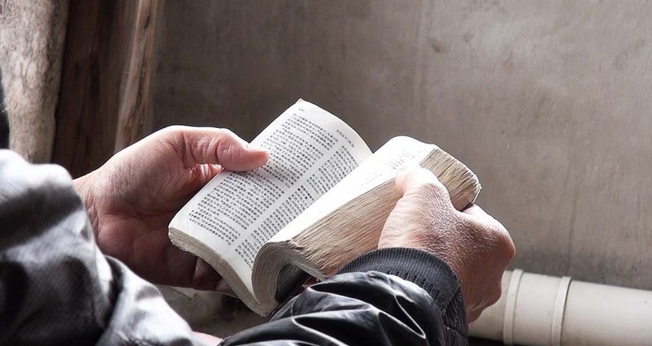 O relato bíblico que relata o momento em que Jesus defende uma mulher adúltera do apedrejamento foi alterada em um livro chinês. (Foto: Portas Abertas / EUA)