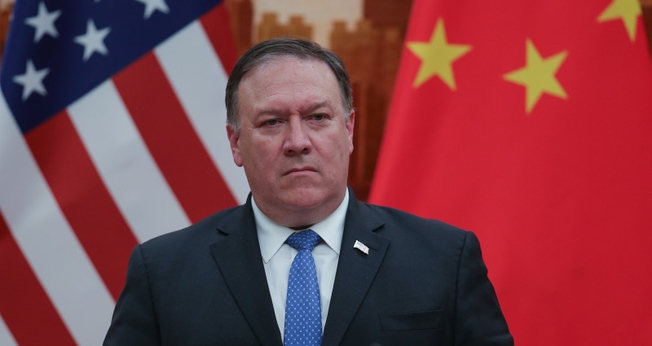 Secretário de Estado dos EUA, Mike Pompeo, durante visita a Pequim em 2018. (Foto: Lintao Zhang/Getty Images)