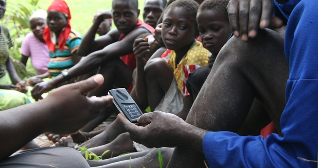 O jovem Koikai aprendeu a Palavra de Deus em áudio. (Foto: Kenya Hope)