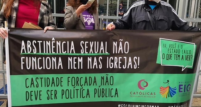 Grupos feministas protestam contra projeto que prevê abstinência sexual. (Foto: Reprodução/Instagram)