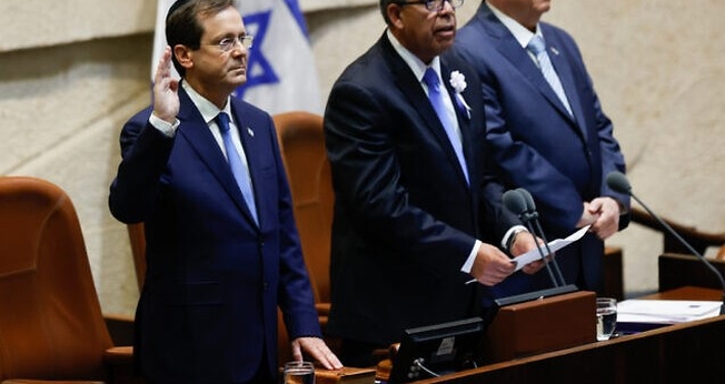 Eleito 11º presidente de Israel, Isaac Herzog (à esquerda) faz juramento sobre a Bíblia. (Foto: Yonatan Sindel / FLASH90)