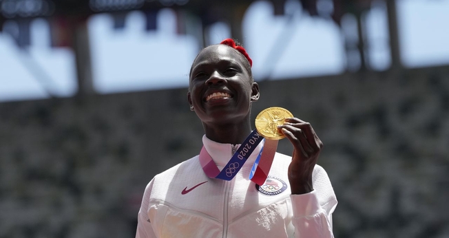 Athing Mu durante a cerimônia da medalha dos 800 metros femininos nos Jogos Olímpicos de 2021. (Foto: AP)