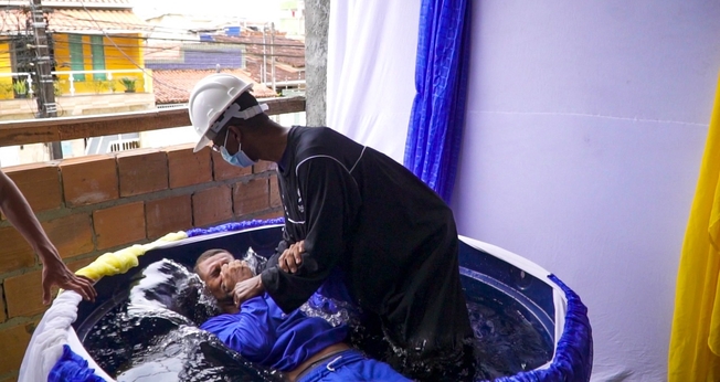 Juclei Araújo foi o primeiro a ser batizado na construção. (Foto: Notícias Adventistas)