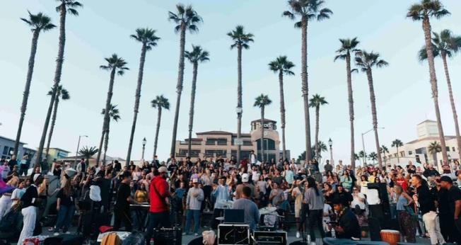 Jovens reunidos no evento evangelístico na Califórnia. (Foto: Reprodução/Instagram/Hope California)