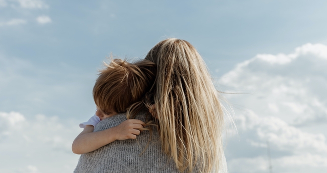 As mães são vistas como impulsionadoras da formação da fé. (Foto: Unsplash/Bethany Beck)