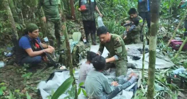 Imagem do resgate das crianças na selva. (Foto: Reprodução/YouTube/Band Jornalismo)