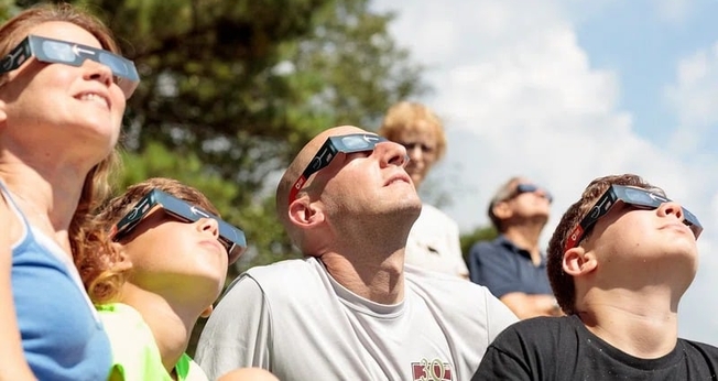 Pessoas observando eclipse solar. (Foto representativa: Rawpixel)