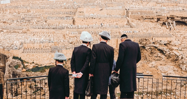 Imagem ilustrativa de judeus em Jerusalém. (Foto: Cristina Gottardi/Unsplash)