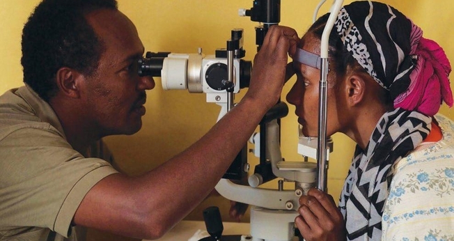 Samuel Bora é o único oftalmologista para 3 milhões de pessoas. (Foto: Tropical Health Alliance Foundation).