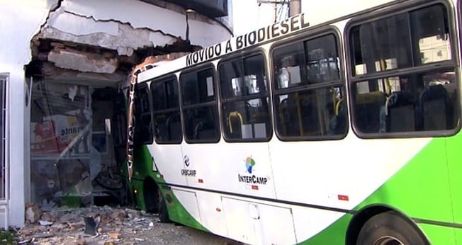 Ônibus invade loja de móveis após motorista perder controle da direção