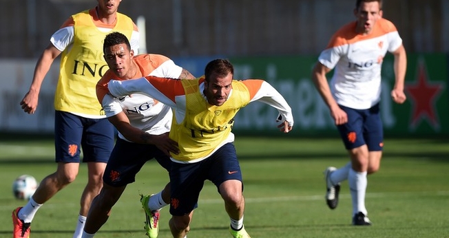 Após lesão em treino da Holanda, Van der Vaart ficará fora da Copa do Mundo