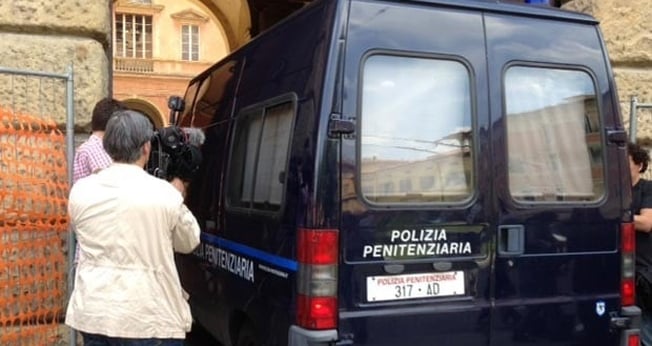 Viatura da polícia italiana conduz Henrique Pizzolato ao prédio do tribunal de Justiça de Modena, no norte da Itália 