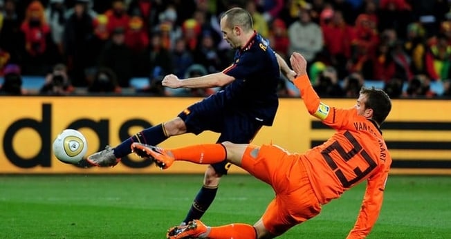 Iniesta chuta para fazer o gol do título da Espanha contra a Holanda há quatro anos