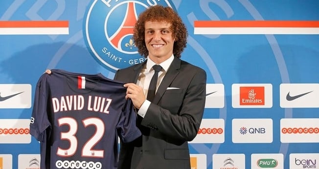 David Luiz posa com camisa do PSG em apresentação