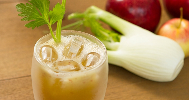 Suco de maçã, salsão e hortelã