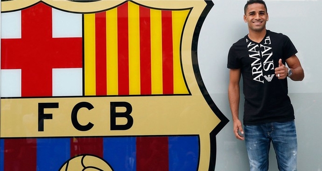 Douglas posa ao lado do escudo do Barcelona