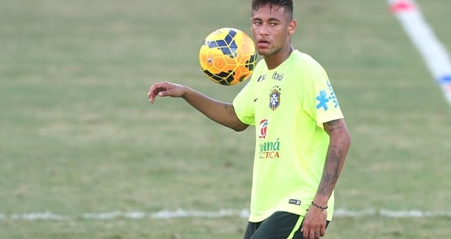 Com a confiança de Dunga, Neymar vai ganhar a braçadeira de capitão da seleção. 