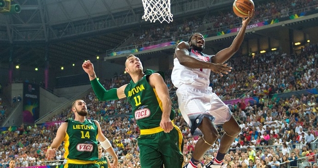 Kenneth Faried fez belas jogadas contra a Lituânia