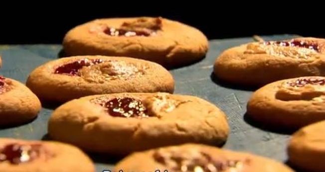 Biscoitos de manteiga de amendoim com geleia
