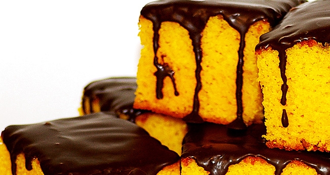 Bolo de cenoura com gotas de chocolate