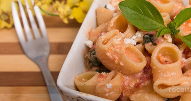  Macarrão Pipe Rigate ao Molho Caprese de Ricota