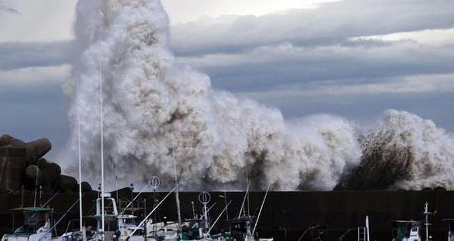 Altas ondas batem em barreira no porto de Kihou, no centro do Japão, nesta segunda-feira (6)