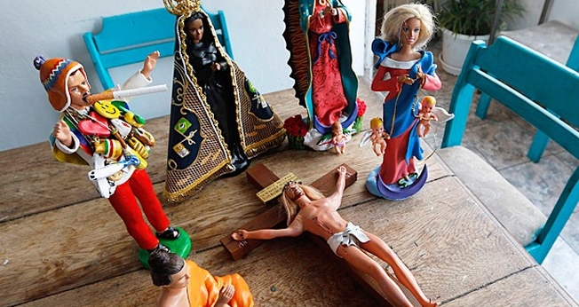 Trazendo Ken e Barbie como Jesus e Nossa Senhora, exposição é suspensa na Argentina