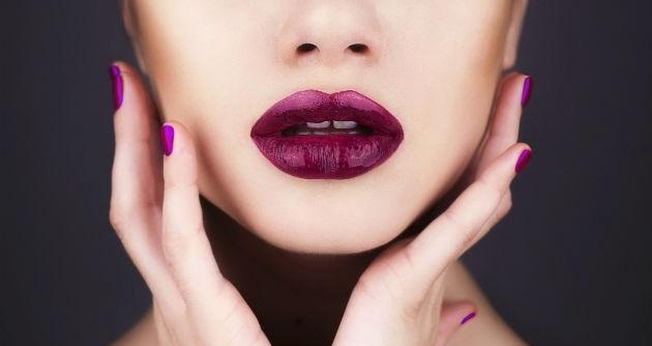 Saiba qual o tom de batom roxo ideal para o tom de pele