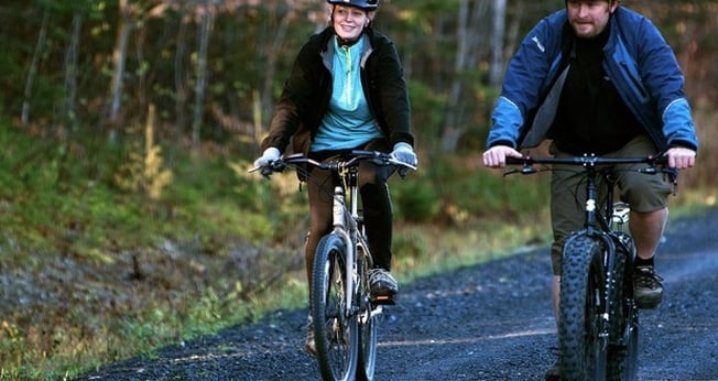 Kaci Hickox e seu namorado Ted Wilbur passeam de bicicleta em Fort Kent, no Maine, nos Estados Unidos. Hickox tratou pacientes com ebola em Serra Leoa e, apesar de testar negativo para o vírus, deveria ficar em quarentena até 10 de novembro