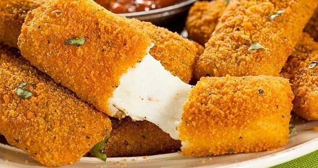 Palito de queijo empanado