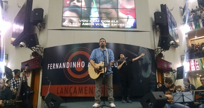 Fernandinho é premiado com Disco de Ouro pelo sucesso de vendas de seu CD Acústico