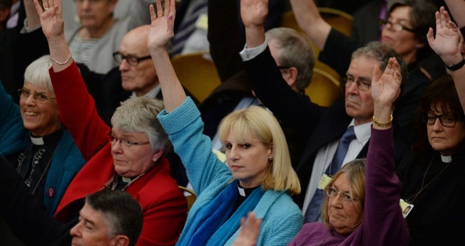 Igreja Anglicana da Inglaterra aprova ordenação de bispas a partir de 2015