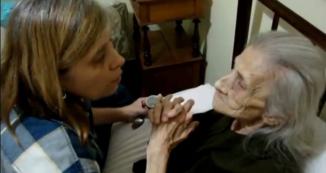 Mulher grava conversa com mãe que sofre do mal Alzeheimer e emociona internautas; veja