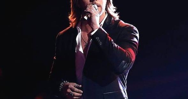 Após emocionar a todos, cantando "Rude Cruz", vencedor do "The Voice" (USA) dedica vitória a Deus