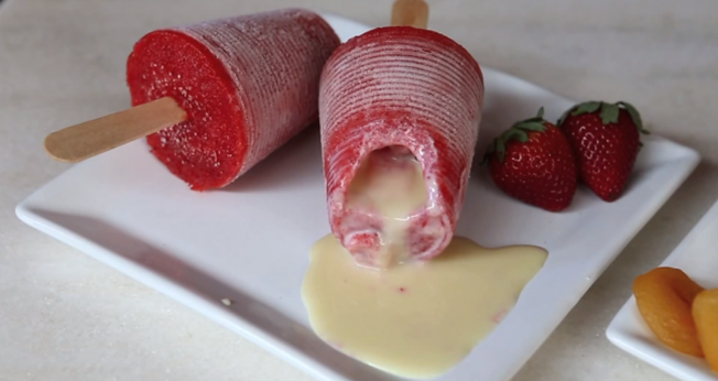 Paleta mexicana de morango com recheio de leite condensado
