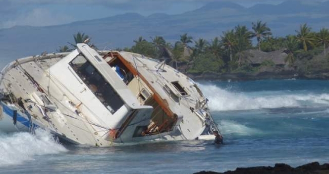 Barco da Jocum Internacional naufraga em ilha do Hawaii
