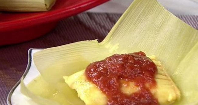 Pamonha com calda de goiabada