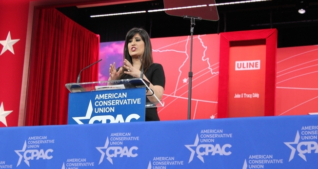 Nagmeh Abedini fala sobre liberdade religiosa durante um discurso na Conferência de Ação Política Conservadora, um encontro anual dos conservadores de todo o país, próximo a Washington, DC