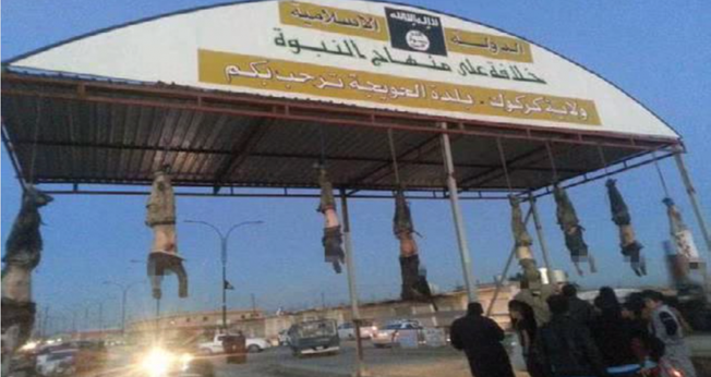 Em Hawija, no Iraque, 8 corpos sem vida foram pendurados em uma estrutura de metal na entrada para a cidade.