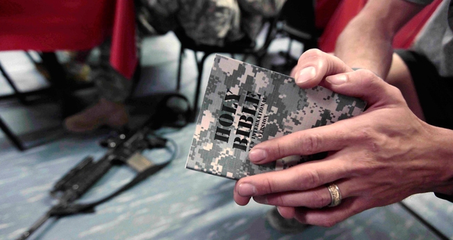 Soldado americano no Afeganistão, nos combates de 2009, lendo a Bíblia.