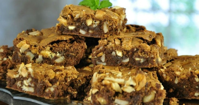  Brownie crocante leva pedaços de chocolate branco