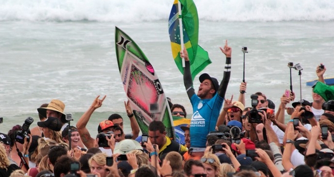 Filipe Toledo tem ajudado a representar o Brasil no surfe mundial e reconhece o cuidado de Deus em sua carreira.