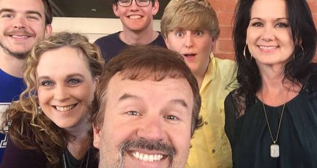 Mark Hall é pastor e líder do grupo norte-americano 'Casting Crowns'