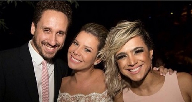 Fernanda Souza em seu casamento com Leonardo Gonçalves e Daniela Araújo