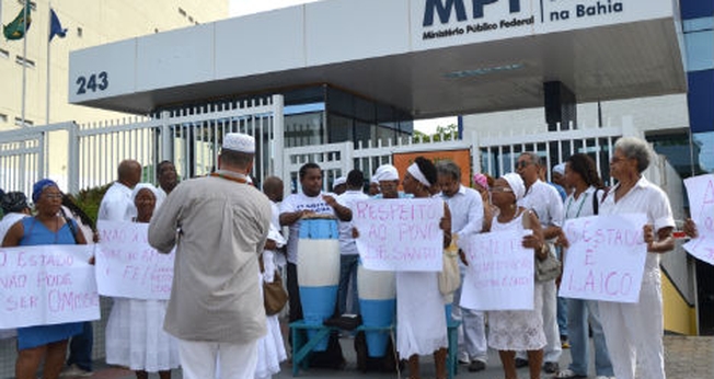 Trajando roupas de rituais, líderes do candomblé estiveram em frente ao Ministério Público Federal da Bahia. (Tribuna da Bahia/ Romildo de Jesus)